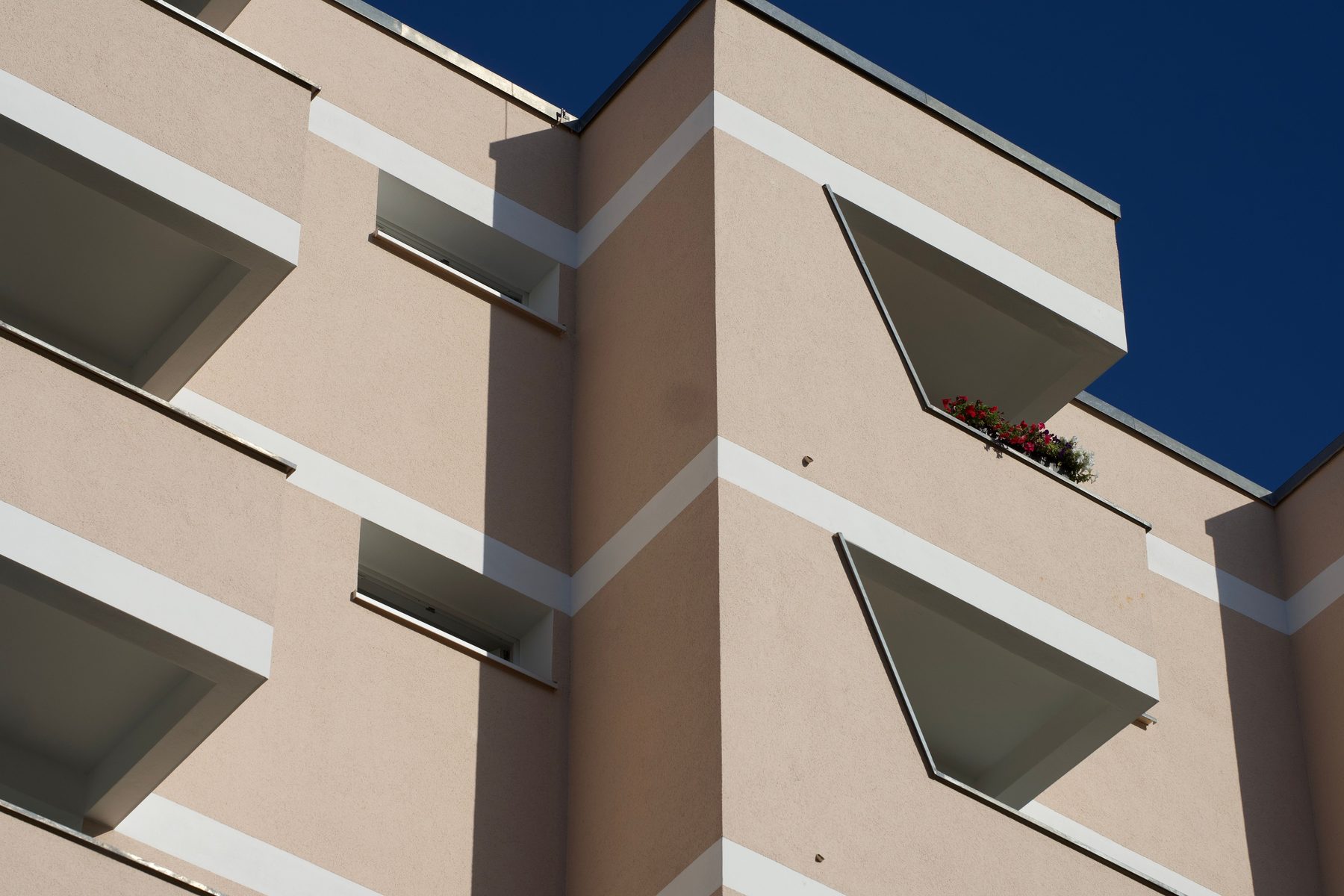 Modernes Mehrfamilienhaus mit Balkonen – typisches Objekt der Immobilienverwaltung